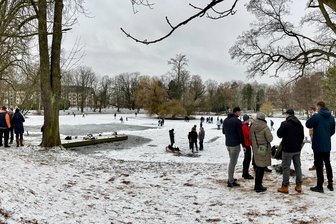 Gefahr auf dem Eis: Wie sicher sind Teiche in Mittweida und Frankenberg? - Der Schwanenteich in Mittweida zieht derzeit viele Besucher an, nicht wenige gehen auch auf das Eis. Am Sonntagnachmittag sorgte ein Imbiss für besonders großen Andrang.