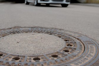 Gefahr auf der Straße: Unbekannte heben Gullydeckel in Hartmannsdorf aus - In Hartmannsdorf haben Unbekannte zwei Gullydeckel ausgehoben.