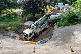 Gefahr durch Bergbau-Folgen im Erzgebirge: Wismut sichert Stollen in Park - Teile des Parkstollens sind vom Waldschlößchenpark aus gesichert worden.