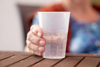 Gefahr durch Dehydrierung: Bilanz eines Chemnitzer Krankenhauses nach Hitze-Welle - Senioren tun sich oft schwer, genügend zu trinken. Bei Hitze ist das besonders gefährlich.