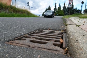 Gefahr durch tiefes Loch auf der Straße: Täter heben Gullydeckel in Königsfeld aus - Ein Gullydeckel zur Entwässerung an der Köttwitzscher Straße in Königsfeld am Sportplatz.