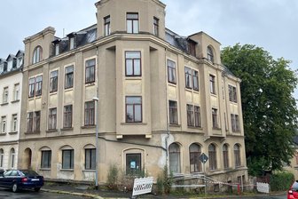 Gefahr: Ehemalige Gaststätte im Vogtland bröckelt - Vor der Ex-Gaststätte Hohenzollern in Oelsnitz ist der Fußweg an der Lessingstraße gesperrt.