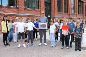 Gefahr für Igel: Warum sich Flöhaer Schüler für ein Nachtfahrverbot einsetzen - Oberbürgermeister Volker Holuscha (Mitte) bekam Besuch von Fünftklässlern aus dem Gymnasium Flöha.