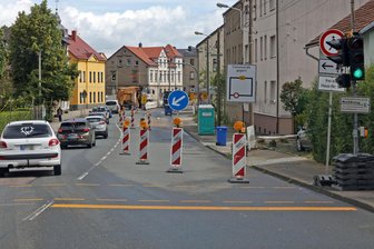 Gefahr für Kinder an Baustellen-Ampel: Stadt Zwickau bessert nach - An der Planitzer Baustellenampel, wo Rotlicht-Raser Schulkinder gefährdet hatten, wurde die Ampelschaltung geändert.