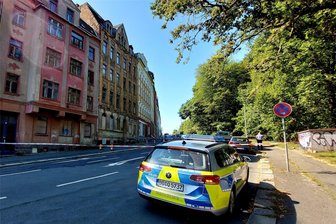 Gefahr für Passanten und Autofahrer in Plauen: Gebäudeteile krachen auf die Straße - Die Polizei sperrte den Bereich an der Neundorfer Straße 91 in Plauen ab.