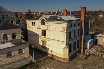 Gefahr für Schüler und Passanten: Crimmitschau greift bei baufälligen Gebäuden durch - Die alte gewerbliche Berufsschule in Crimmitschau wird im September abgerissen.