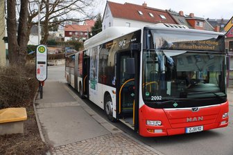 Gefahr für Verkehrsteilnehmer? Debatte um eine Bushaltestelle im Zwickauer Stadtteil Cainsdorf - Die Bushaltestelle „Gemeindeverwaltung Caindorf“ ist in die Kritik geraten.