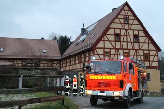 Gefahr: Funken schlagen aus brennendem Schornstein - 