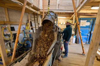 Gefahr im Verzug für Bundesstraße im Erzgebirge: Bergsicherung saniert Altbergbau-Stollen - Tonne für Tonne aus dem Altbergbau-Stollen kommt ans Licht. Bergmann Peter Anger steuert die Maschinen.