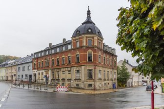 Gefahr im Verzug: Stadt im Erzgebirge sperrt Gehweg und Parkplätze an Bundesstraße - An diesem Haus in Thum sind Gehweg und Parkplätze an der B 95 gesperrt.