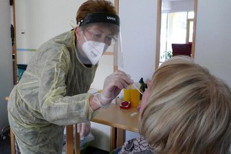 Gefahr von Corona-Ausbrüchen in Pflegeheimen zurück - Im Zschopauer Seniorenzentrum wurden am Montag allein 60 Corona-Tests bei Mitarbeitern vorgenommen. Hier macht Pflegedienstleiterin Anja Kolenda bei einer Kollegin einen Abstrich. Nachmittags kamen zahlreiche Tests für alle Besucher der Einrichtung dazu. Auch Bauarbeiter, die im Haus tätig sind, wurden getestet. 