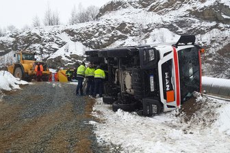 Gefahrgut-Lkw in Steinbruch umgestürzt - Ammoniumnitrat ausgelaufen -