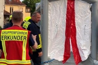 Gefahrgut-Verdacht löst Großeinsatz aus - Während des Einsatzes war aucheine sogenannte Dekontaminationsdusche aufgebaut worden.