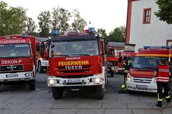 Gefahrguteinsatz am Dorfbach: Droht ein Streit um die Kosten? - Die Fläche am "Roten Stock" war Parkplatz für die Feuerwehrfahrzeuge, die aufgrund einer Grünfärbung im Bach alarmiert worden. 