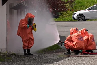 Gefahrguteinsatz: Chlorgaswolke entweicht aus Freibad Raschau und legt Verkehr auf B 101 lahm - Die zwei Feuerwehrleute, die im Objekt waren, wurden nach dem Einsatz mit Wasser abgespritzt und somit dekontanimiert.