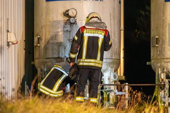 Gefahrguteinsatz im Erzgebirge: Stickstoff tritt aus Behälter aus - Aus einem großen Stickstoffbehälter trat Stickstoff aus.