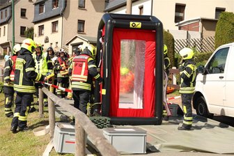 Gefahrguteinsatz im Erzgebirge: Verdacht auf Verätzungen bestätigt sich nicht - Ein Duschzelt zur Dekontamination wurde aufgebaut, dieses ist notwendig, um die Chemikalienschutzanzüge nach dem Einsatz zu reinigen.