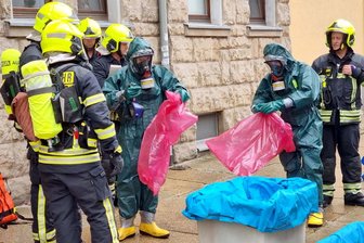 Gefahrguteinsatz in Chemnitz: Spezialisten untersuchen weißes Pulver in Mehrfamilienhaus - In einem Mehrfamilienhaus an der Bernhardtstraße wurde am Freitag ein Tütchen mit einer weißen pulverartigen Substanz gefunden.