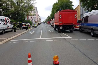 Gefahrguteinsatz: Salzsäure läuft aus Paket aus - Die Plauener Berufsfeuerwehr sowie Polizeibeamte sind am Mittwochvormittag zu einem Gefahrgut-Einsatz an der Jößnitzer Straße 113 ausgerückt.