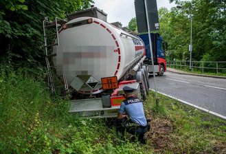 Gefahrgutlaster landet im Graben - Rochlitz entgeht Umweltkatastrophe - Ein Lkw ist zwischen Rochlitz und Biesern von der Fahrbahn abgekommen.