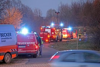 Gefahrgutunfall: Farbe aus Firmencontainer ausgetreten und in Teich gesickert -