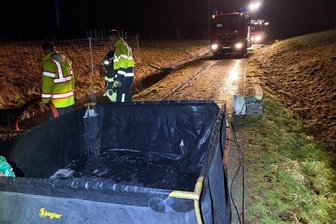 Gefahrstoffeinsatz im Erzgebirge: Feuerwehr schützt Schwarzwasser vor Umweltschaden - Zur Hakenkrümme in Aue musste die Feuerwehr am Freitag ausrücken. Dort waren unklare Substanzen festgestellt worden.