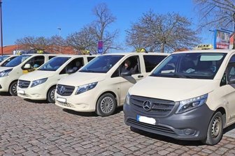 Gefangen zwischen steigenden Spritpreisen und starren Tarifen - Für Fahrten mit Taxis, die am Freiberger Bahnhof auf Kundschaft warten, gelten amtlich festgelegte Tarife.