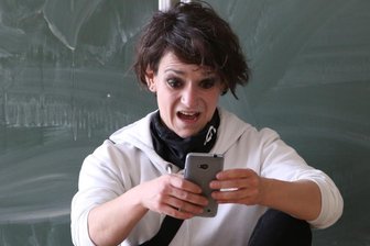 Gefangen zwischen Youtube und dem alten Klassenzimmer - Mona (Michaela Finkbeiner) ist die Youtuberin "Die Eisbärin". Im Klassenzimmerstück werden viele kritische Fragen rund um Likes und soziale Medien aufgegriffen. 