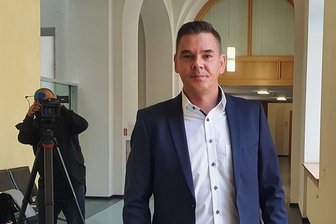 Gefangene mit Migrationshintergrund misshandelt: Amtsgericht Dresden verurteilt Gefängniswärter - Der Justizbeamte und AfD-Vorstand Daniel Zabel als Angeklagter beim Prozess in Dresden. 