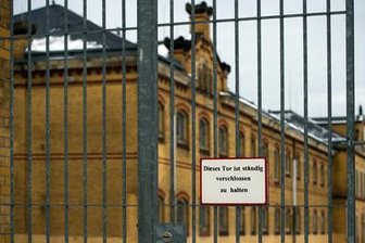 Gefangener klettert in JVA Bautzen auf Baugerüst - 