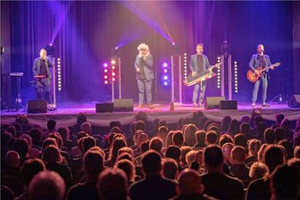 Gefeiertes Heimspiel: Notendealer begeistern im Tivoli Freiberg - Die "Notendealer" sind am Freitagabend im Freiberger Tivoli zum "Heimspiel 2023" angetreten.