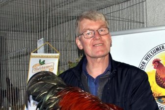 Gefiederte Schönheiten in Erlau - Wolfgang van der Linde erhielt bei der Hauptsonderschau Welsumer und Zwerg-Welsumer einen Preis für seinen Welsumer Hahn rost-rebhuhnfarbig.