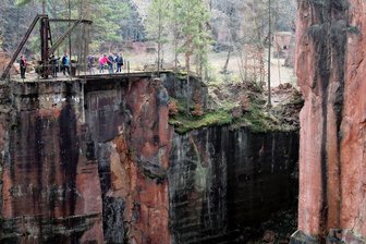 Gefilzte Kunst in den Bäumen: Rochlitzer Berg erhält ungewöhnliche Galerie als neue Attraktion - Gefilzte Kunstwerke könnten auch an der Aussichtsplattform im Gleisbergbruch zu sehen sein. 