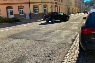 Geflickte Straße in Aue sorgt weiter für Unmut - Flickwerk: Die Winterschäden auf der Wettinerstraße im Bereich zwischen dem früherem Landratsamt und dem ehemaligen Halbzeugwerk sind inzwischen ausgebessert. 2022 soll die Deckensanierung folgen.