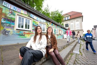 Geflüchtet ins Vogtland: Ukrainerin macht sich als Tagesmutter in Plauen selbstständig - Betreuerin Hanna Lohvinenko (rechts) und Assistentin Viktoriia Nakrapas bieten eine Kinderbetreuung in der Villa Postplatz in Plauen an.