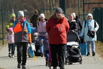 Geflüchtete aus der Ukraine: Freiwilligkeit statt festen Quoten - Aus der Ukraine geflüchtete Personen kommen am polnisch-ukrainischen Grenzübergang in Medyka an - in der Spitze waren es mehr als 200.000 täglich.