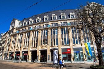 Geflüchtete aus der Ukraine kommen im Vogtland an: Landratsamt gerät in der Kritik - Mit Friedenstauben und Ukraine-Flagge setzt das Plauener Landratsamt ein Zeichen für das vom Krieg gebeutelte Land. Für das Management der Flüchtlingssituation steht die Behörde allerdings in der Kritik. 