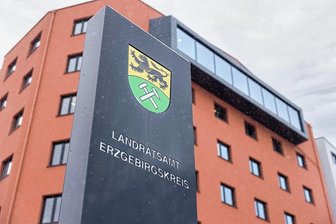Geflüchtete im Erzgebirge: Landkreis schildert aktuelle Lage - Die Landkreisverwaltung muss weitere Kapazitäten zur Unterbringung von Geflüchteten schaffen.