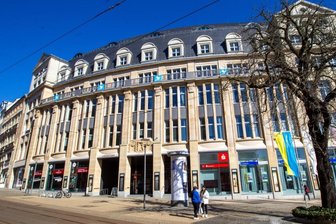 Geflüchtete kommen im Vogtland an: Landratsamt gerät in die Kritik - Mit Friedenstauben und Ukraine-Flagge setzt das Plauener Landratsamt ein Zeichen für das vom Krieg gebeutelte Land. Für das Management der Flüchtlingssituation steht die Behörde allerdings in der Kritik. 