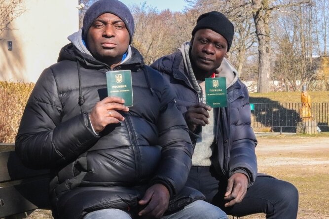Geflüchtete zweiter Klasse? Was Ghanaer an der polnisch-ukrainischen Grenze erlebt haben - Als dunkelhäutige Menschen mit ghanaischer Herkunft haben David (vorn) und Nicholas bei ihrer Flucht Ausgrenzung erlebt. 