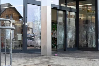 Geflüchteter soll Scheiben am Lidl-Markt in Hainichen zerstört haben: Für OB Greysinger kein Einzelfall - Der Eingang zum Lidl-Markt in Hainichen zwischen August-Bebel- und Ernst-Thälmann-Straße. Am Sonntag gegen 10 Uhr hat dort ein 38-Jähriger aus Kamerun mehrere Scheiben zerstört.