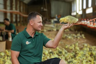 Geflügelhof Weber in Schönberg plant Investition: Warum ein neuer Hofladen und eine neue Fleischerei entstehen sollen - Der Chef ist selbst im Stall: Geflügelhof-Geschäftsführer Christian Weber mit den acht Tage alten Gänsekücken.
