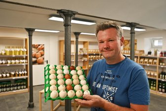 Geflügelpest-Fall in Mittelsachsen: „Wir zittern da immer mit“ - Im Hofladen des Geflügelhofes Arnsdorf konnte Sven Börner zuletzt nur mit Sondergenehmigung Eier verkaufen.