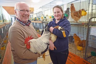 Geflügelpest in Mittelsachsen: Züchter befürchten strengere Auflagen - Ungewisses Lächeln: Lea Punkel (rechts) mit einer rehfarbig-weiß gescheckten Laufente und Wolfram John mit einem silberfarbigen Italiener.