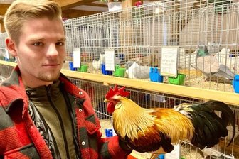 Geflügelzüchter können ihr Glück kaum fassen - Paul Matatsch hält orangefarbige Zwerg-Italiener. Mit fünf weiteren Jugendlichen aus dem Ort gehört er nun zur Alberodaer Züchtergilde.