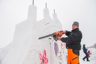 Geflügelzüchter veranstalten erste Schneeskulpturenausstellung -