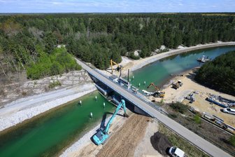 Geflutete Lausitzer Tagebaue werden durch Kanälen verbunden - Noch wird an einigen Stellen im Lausitzer Seenland gebaut. 