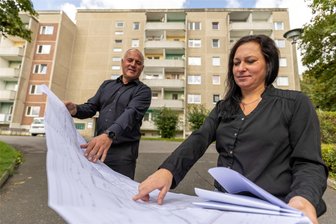 Gefragte Wohnungen statt Leerstand: Ellefelder Wohnbau saniert Plattenbau am Göltzschtalblick - Alles klar für den Baubeginn Anfang September? Ellwog-Geschäftsführerin Nadine Geipel und Bürgermeister Jörg Kerber besprechen noch einmal die Umbaupläne für den Block Göltzschtalblick 16 in Ellefeld.