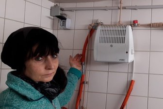 Gefrorene Näpfe und kalte Stuben: Heizungsausfall bedroht Tiernothilfe Leisnig - Einrichtungsleiterin Silke Pfumfel betrachtet Teile der Anlage mit Sorge.