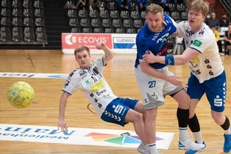 "Gefühlt ein Schritt nach vorn" - Die Auer Nico Schneider (r.) und Elias Bombelka attackieren Mario Stark von Großwallstadt zwar energisch, können dem Ball am Ende aber trotzdem nur hinterher schauen.